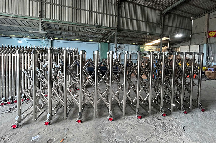 cổng xếp inox tự động giá rẻ